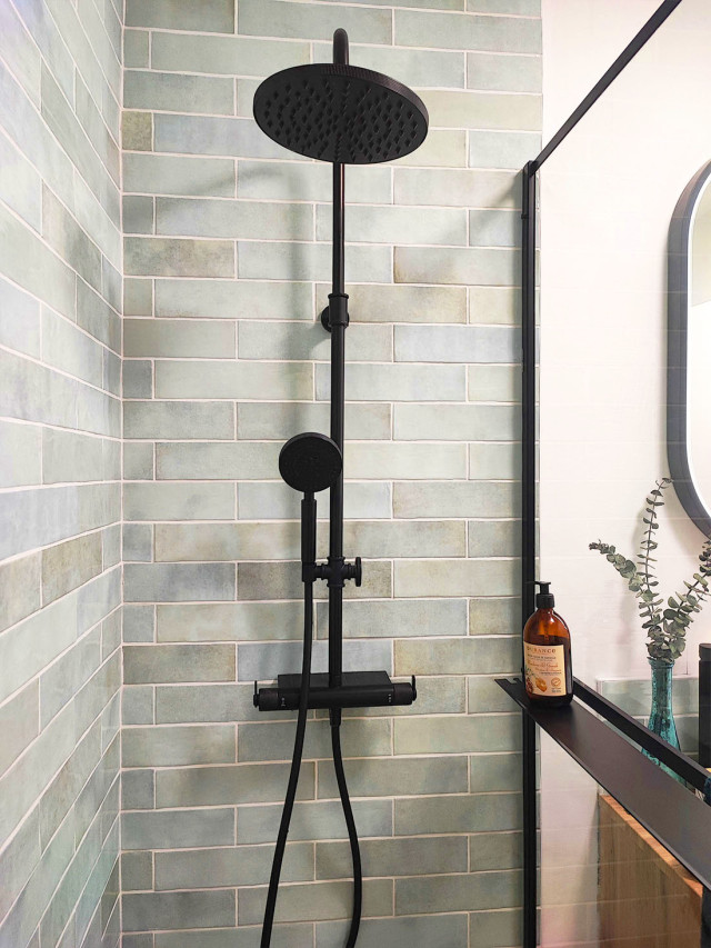 Douche à l'italienne et paroi de douche avec étagère intégrée